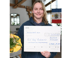 Der Reiterhof Bohm gehört zu den Vorreitern in Sachen Breitensport im Land und Daniela Duscha ist die Seele des Vereins, die hier eine Auszeichnung entgegen nimmt. Foto. Wego